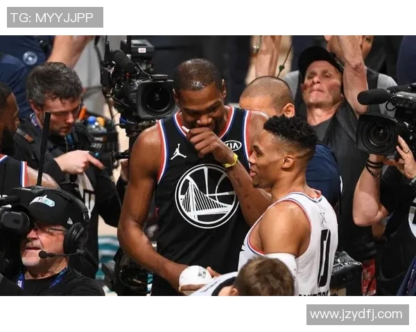 威少与杜兰特对决回顾解析两位巨星的巅峰时刻与篮球传奇之路 威少与杜兰特对决回顾解析两位巨星的巅峰时刻与篮球传奇之路