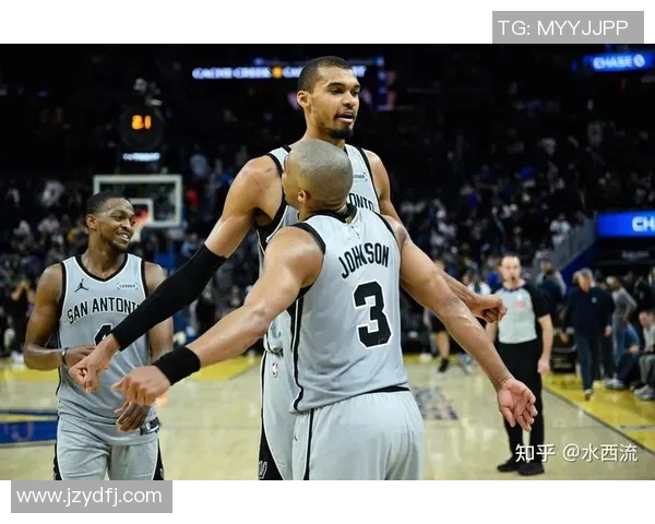 快船与马刺常规赛激战回顾球员表现与战术分析全景解读