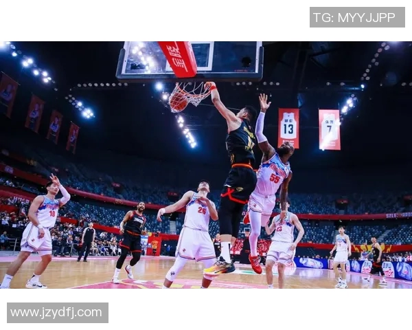 篮球明星在赛场上爆发出惊人实力引领球队走向胜利的传奇故事